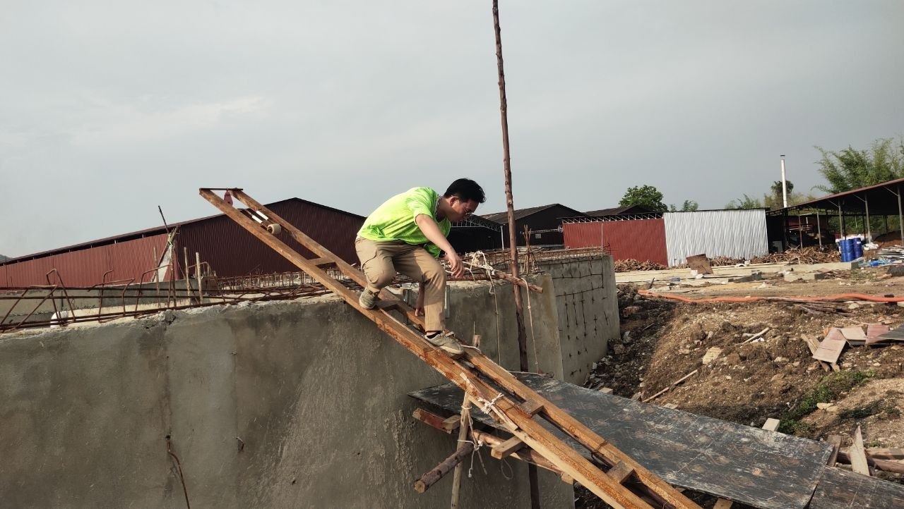 មន្រ្តីជំនាញកំពុងចុះពិនិត្យករណីត្រីពុលងាប់ក្នុងព្រែកត្រែង ក្នុងស្រុករតនៈមណ្ឌល