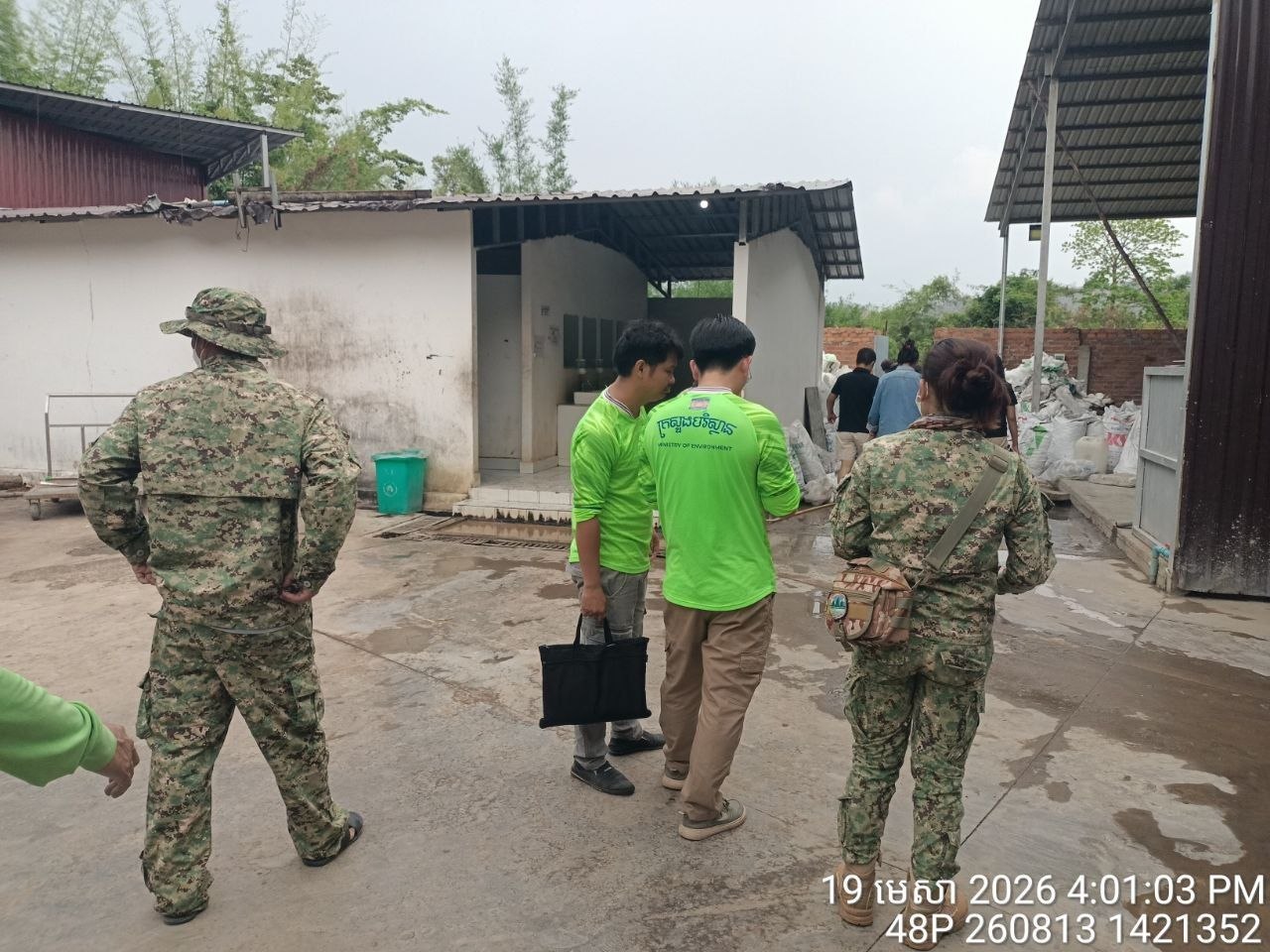 មន្រ្តីជំនាញកំពុងចុះពិនិត្យករណីត្រីពុលងាប់ក្នុងព្រែកត្រែង ក្នុងស្រុករតនៈមណ្ឌល