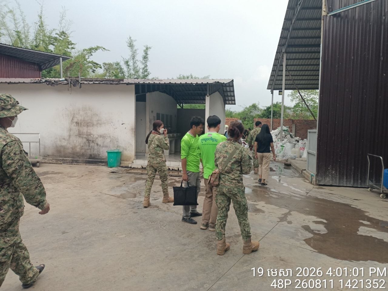 មន្រ្តីជំនាញកំពុងចុះពិនិត្យករណីត្រីពុលងាប់ក្នុងព្រែកត្រែង ក្នុងស្រុករតនៈមណ្ឌល