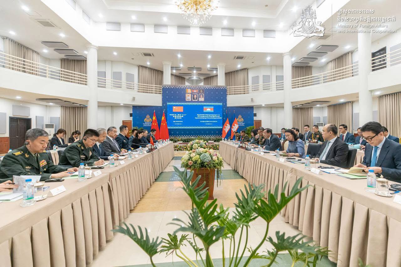 កម្ពុជា-ចិន ឯកភាពដំឡើងកិច្ចសន្ទនា ២+២ ទៅជា ៣+៣ ដោយមានការចូលរួមពី ក្រសួងមហាផ្ទៃកម្ពុជា និងក្រសួងសន្តិសុខសាធារណៈរបស់ចិន ដើម្បីឆ្លើយតបនឹងការវិវត្តនៃសភាពការណ៍តំបន់ និងអន្តរជាតិ