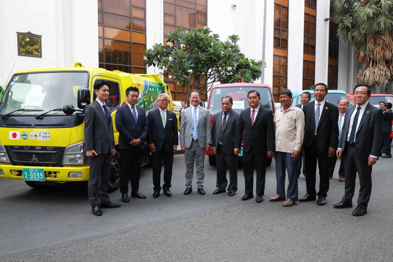 ជប៉ុនប្រគល់រថយន្តដឹកសំរាមបន្ថែម ដើម្បីពង្រឹងការគ្រប់គ្រងសំរាមរបស់កម្ពុជា