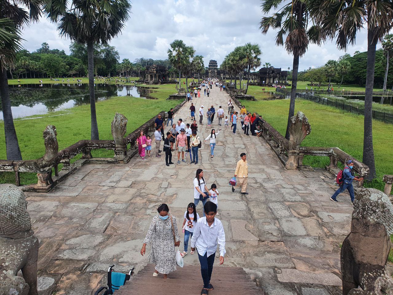 រដ្ឋលើកលែងការពិន័យអន្តរការណ៍ជាប្រាក់ចំពោះការហួសសុពលភាពអាជ្ញាបណ្ណមគ្គុទ្ទេសក៍ទេសចរណ៍ និងអ្នកបកប្រែភាសាបន្តពីមគ្គុទ្ទេសក៍ទេសចរណ៍