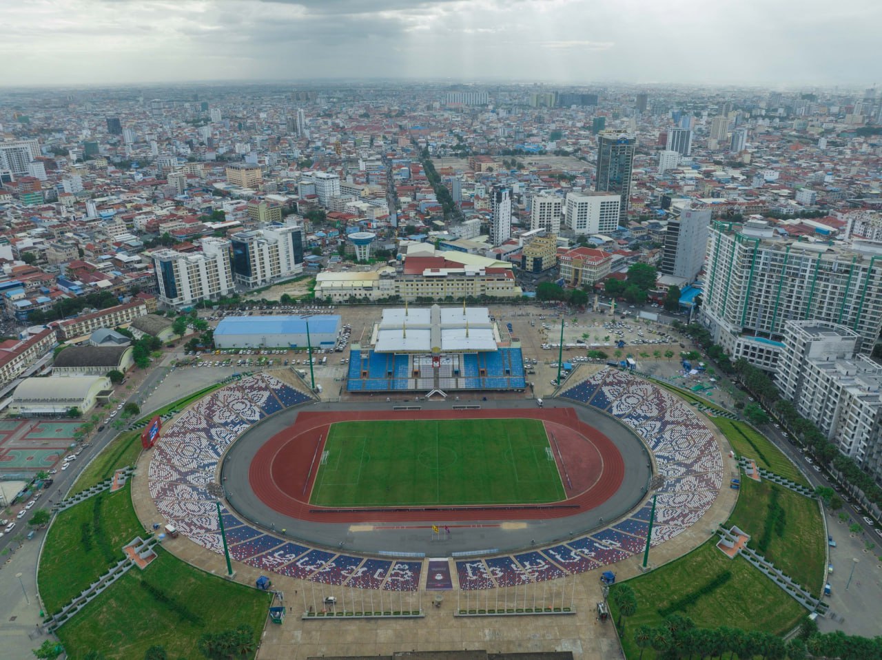 មុនប៉ះគ្នារសៀលនេះ! លោក FELIX DALMAS សរសើរស្រីលង្កាថា រៀបចំខ្លួនបានល្អ ខណៈគ្រូស្រីលង្កាថា ការប្រកួតនេះ នឹងពិបាកសម្រាប់ក្រុមទាំងពីរ