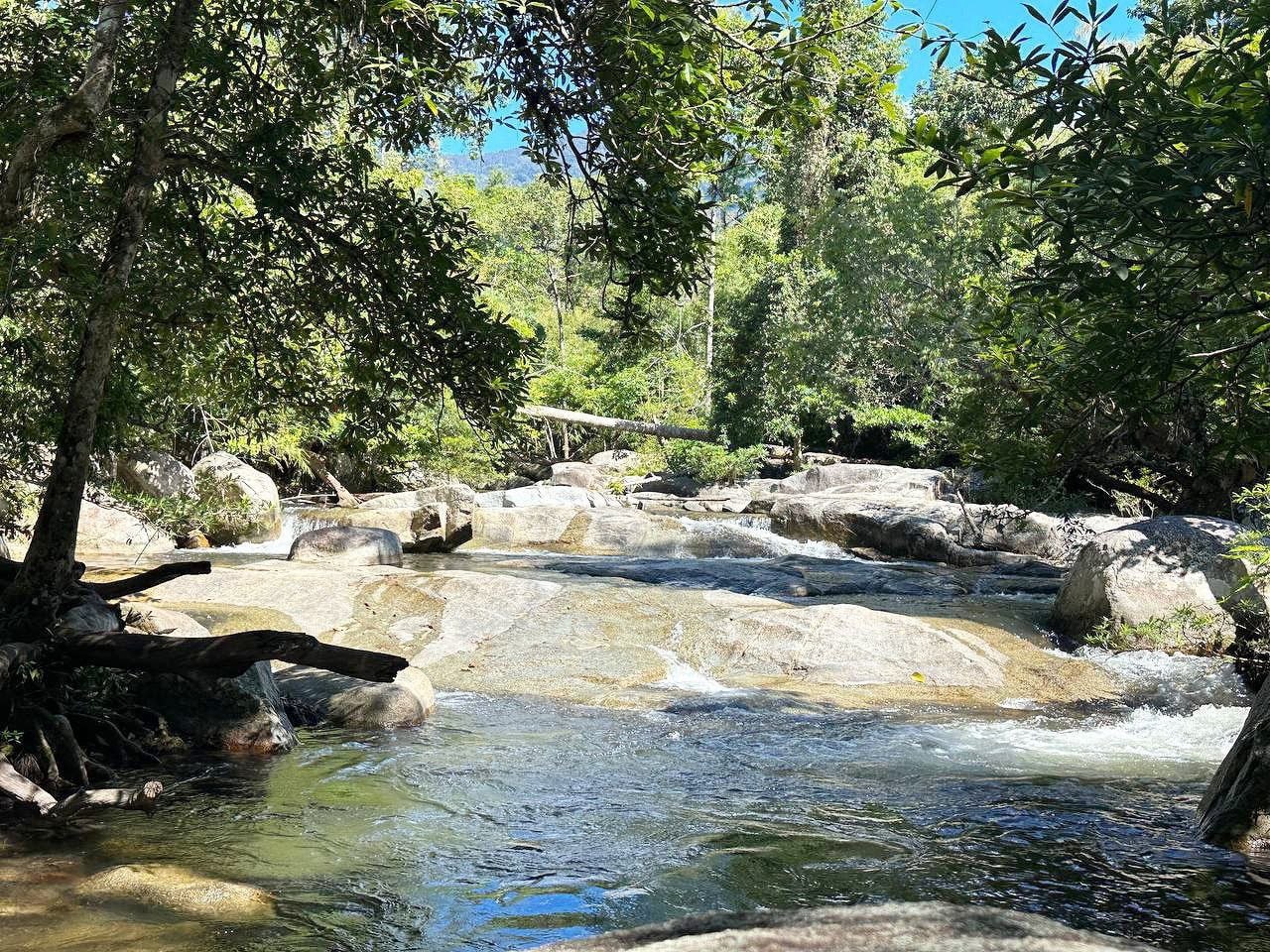 ទឹកធ្លាក់ភ្នំឱរ៉ាល់ជារមណីយដ្ឋានទេសចរណ៍ធម្មជាតិកំពុងលាក់ខ្លួនបង្អួតសម្រស់នៅកណ្តាលព្រៃជើងភ្នំឱរ៉ាល់