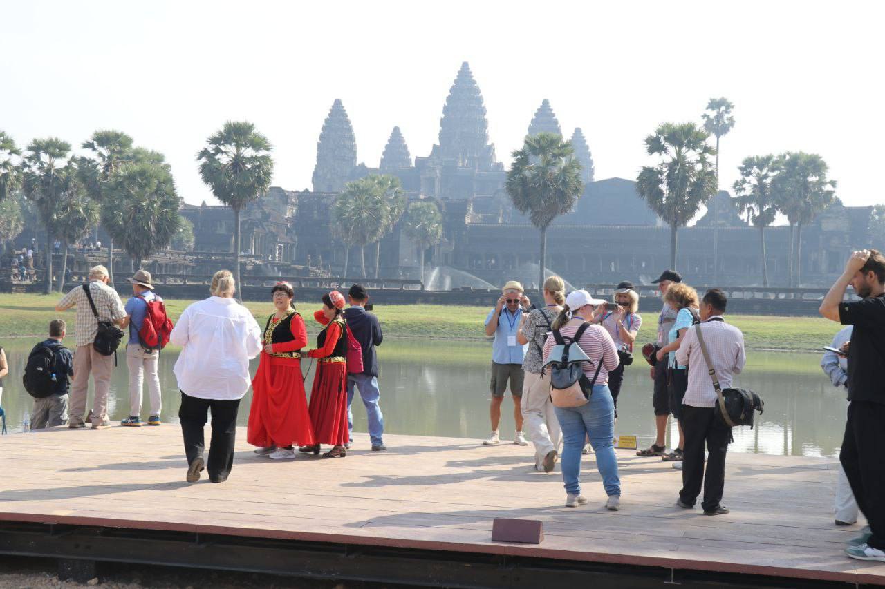 កម្រាលរានទស្សនាថ្មី នៅស្រះទឹកអង្គរខាងត្បូង អាចឱ្យអ្នកទេសចរ ឈរថតរូបអនុស្សាវរីយ៍ជាប់ស្រមោលប្រាសាទអង្គរ