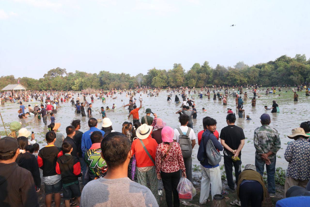 ពិធីចាប់ត្រីរួមគ្នាសម្រាប់ពិធីបុណ្យឡើងមាឃនៅខេត្តសៀមរាបមានអ្នកចូលរួមច្រើនកុះករ
