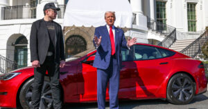 លោក Trump ទិញរថយន្ត Tesla ថ្មី ដើម្បីគាំទ្រក្រុមហ៊ុនរបស់ លោក Musk