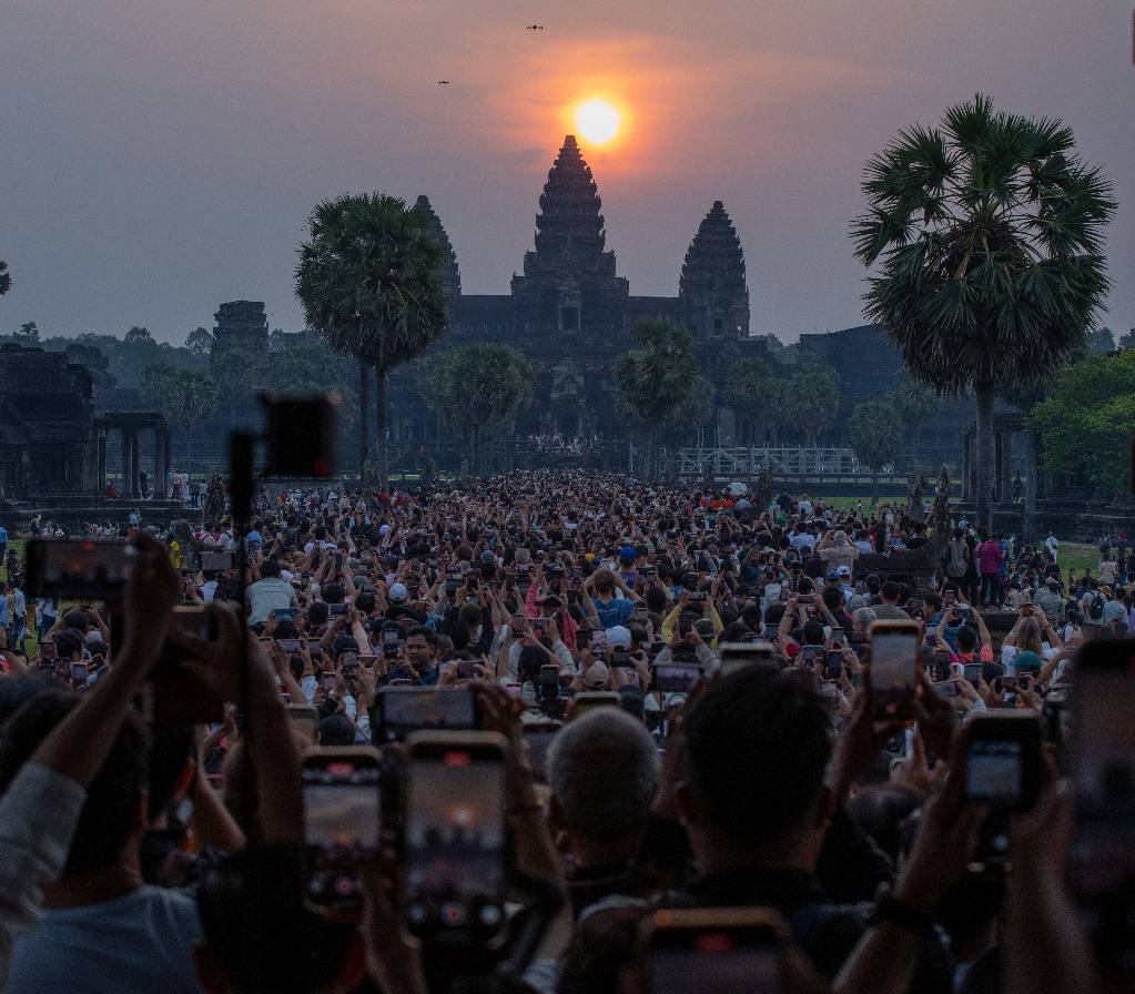 ភ្ញៀវទេសចរជាង ២ម៉ឺននាក់ទស្សនាថ្ងៃរះចំកំពូលកណ្តាលប្រាសាទអង្គរវត្ត