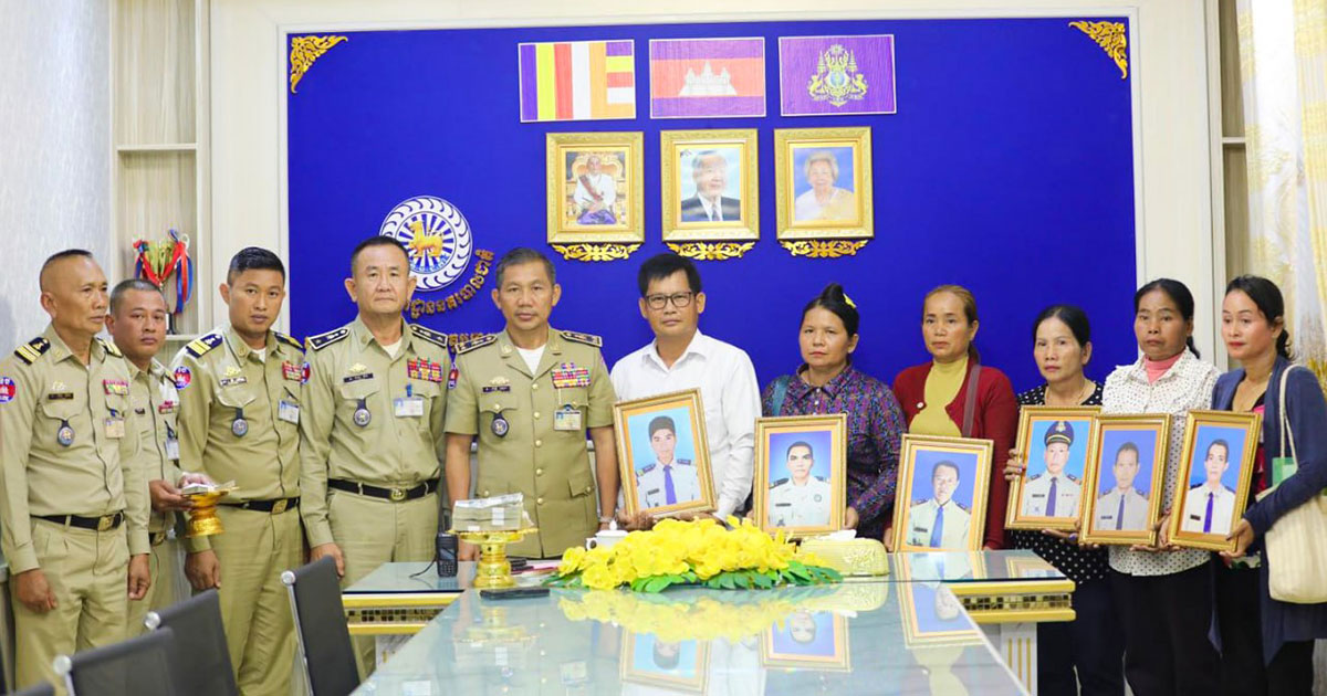 ឧត្តមសេនីយ៍ទោ សិទ្ធិ ឡោះ ប្រគល់ថវិការបស់សមាគមមិត្តនគរបាលជាតិកម្ពុជាជាង ១១៤ លានរៀល ជូនដល់ក្រុមគ្រួសារសព ៦នាក់
