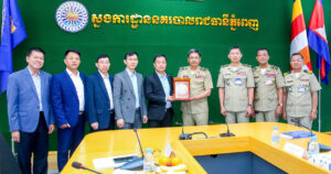 ឧត្តមសេនីយ៍ឯក ជួន ណារិន្ទ អនុញ្ញាតឱ្យលោកវរសេនីយ៍ឯក ត្រិន ឌិញឃ្វី ចូលជួបពិភាក្សា