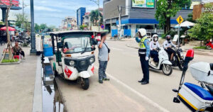 នគរបាលចរាចរណ៍ផ្លូវគោកខេត្តសៀមរាបចុះផ្សព្វផ្សាយអប់រំដល់អ្នកបើកបរយានយន្តគ្រប់ប្រភេទ