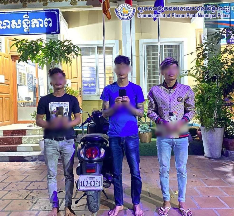 ឧត្តមសេនីយ៍ឯក ជួន ណារិន្ទ សសើរសមត្ថកិច្ចជំនាញដែលបានខិតខំស្រាវជ្រាវចាប់បង្ក្រាបក្រុមចោរឆក់ចំនួនពីរក្រុម
