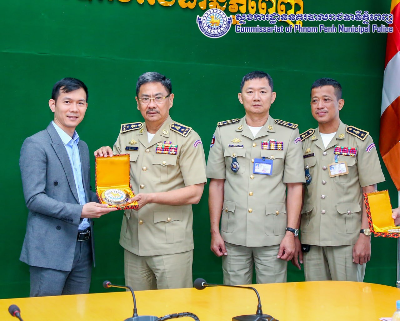 ឧត្តមសេនីយ៍ឯក ជួន ណារិន្ទអនុញ្ញាតឱ្យលោកវរសេនីយ៍ឯក ត្រិន ឌិញឃ្វី ចូលជួបពិភាក្សា