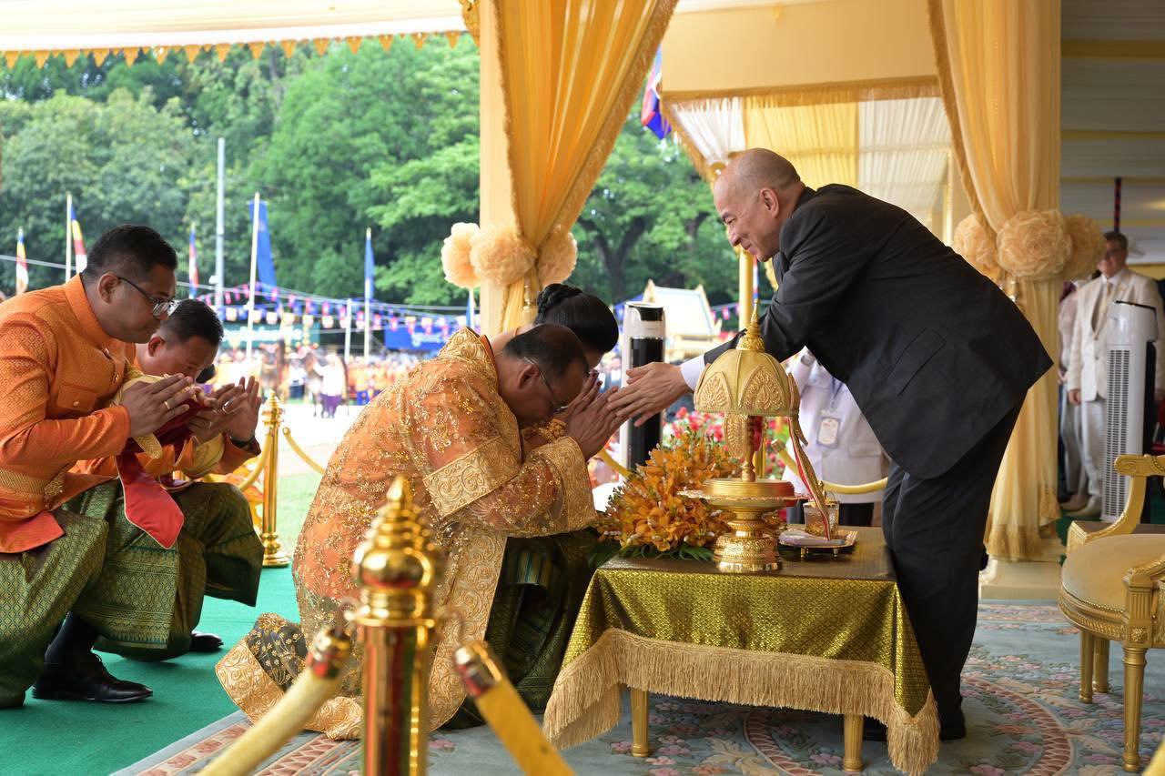 ព្រះមហាក្សត្រ ស្តេចយាងជាព្រះរាជាធិបតីព្រះរាជពិធីច្រត់ព្រះនង្គ័ល នៅខេត្តកំពង់ឆ្នាំង