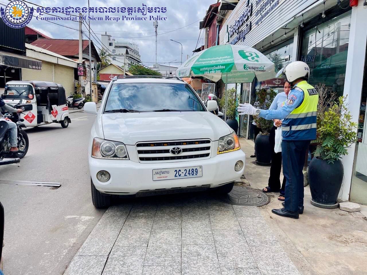 នគរបាលចរាចរណ៍ផ្លូវគោកខេត្តសៀមរាបចុះផ្សព្វផ្សាយអប់រំដល់អ្នកបើកបរយានយន្តគ្រប់ប្រភេទ