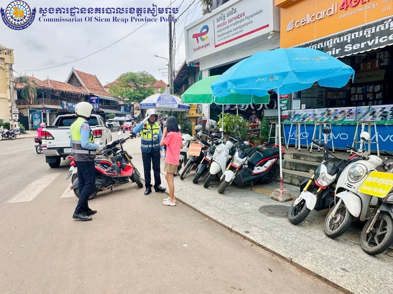 នគរបាលចរាចរណ៍ផ្លូវគោកខេត្តសៀមរាបចុះផ្សព្វផ្សាយអប់រំដល់អ្នកបើកបរយានយន្តគ្រប់ប្រភេទ
