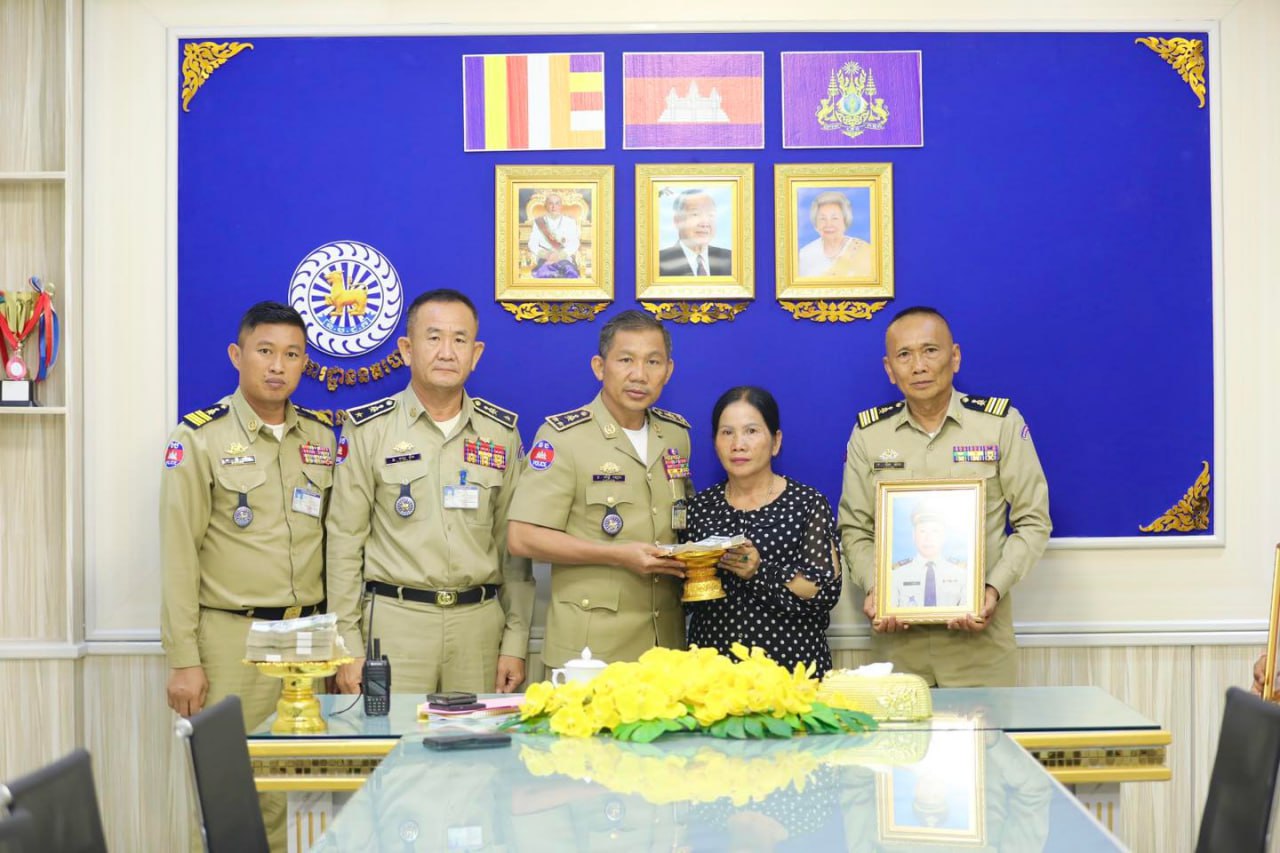 ឧត្តមសេនីយ៍ទោ សិទ្ធិ ឡោះ ប្រគល់ថវិការបស់សមាគមមិត្តនគរបាលជាតិកម្ពុជាជាង ១១៤ លានរៀល ជូនដល់ក្រុមគ្រួសារសព ៦នាក់