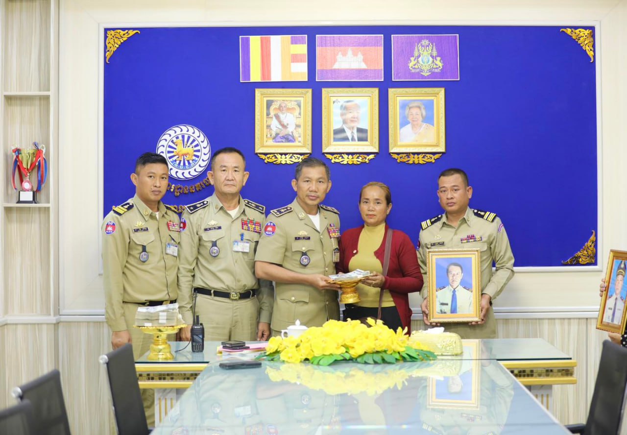 ឧត្តមសេនីយ៍ទោ សិទ្ធិ ឡោះ ប្រគល់ថវិការបស់សមាគមមិត្តនគរបាលជាតិកម្ពុជាជាង ១១៤ លានរៀល ជូនដល់ក្រុមគ្រួសារសព ៦នាក់
